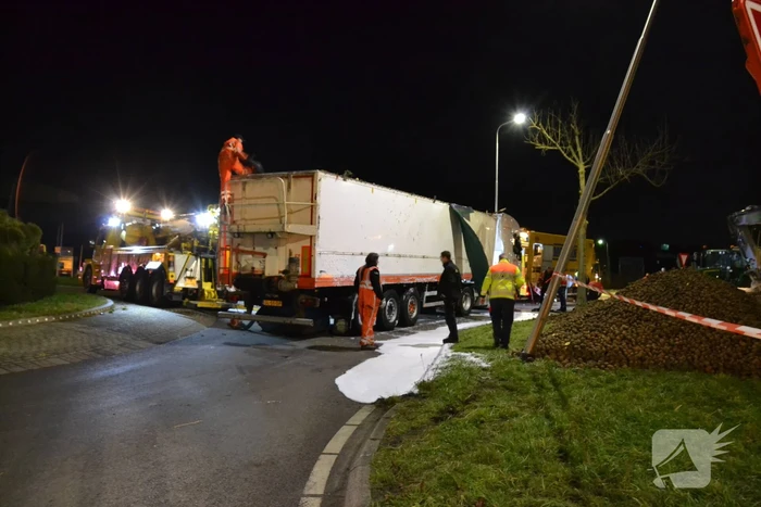 Vrachtwagen met aardappelen gekanteld