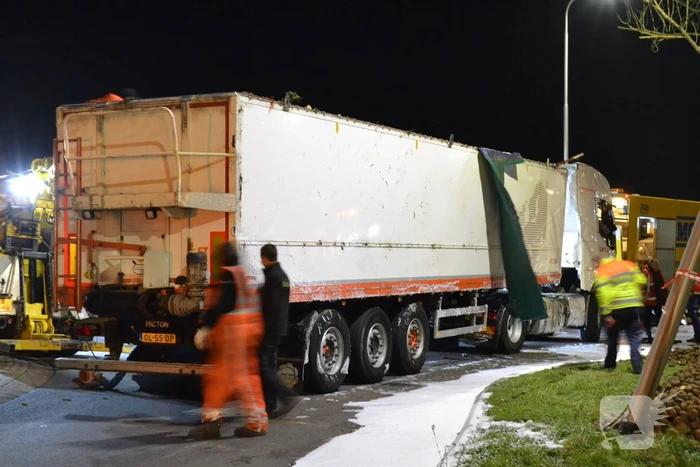 Vrachtwagen met aardappelen gekanteld