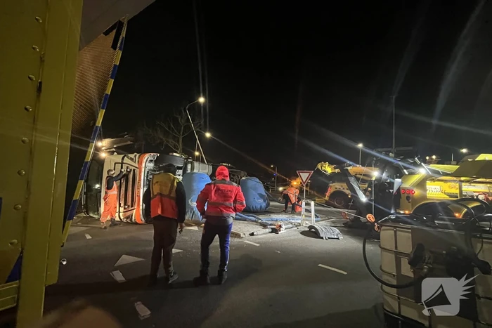 Vrachtwagen met aardappelen gekanteld