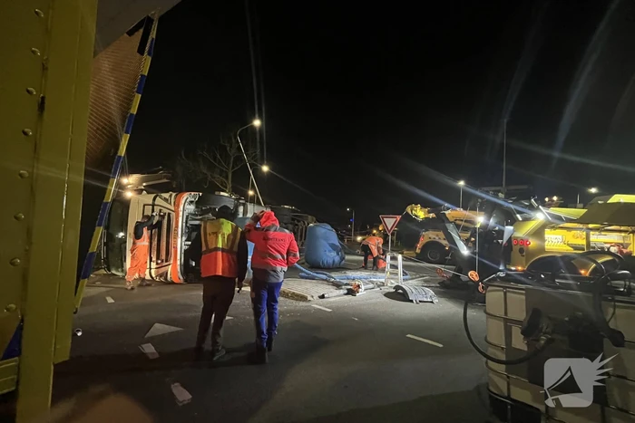 Vrachtwagen met aardappelen gekanteld