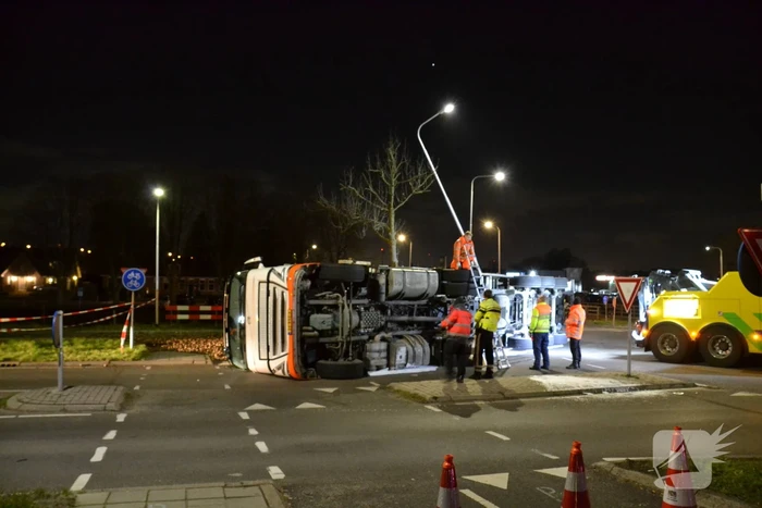 Vrachtwagen met aardappelen gekanteld
