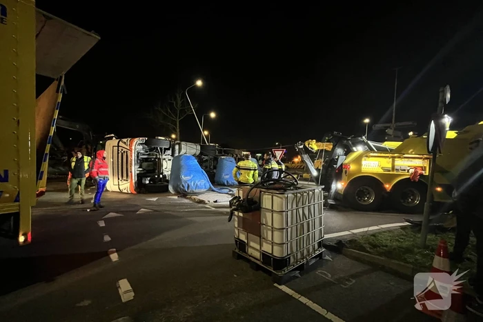 Vrachtwagen met aardappelen gekanteld