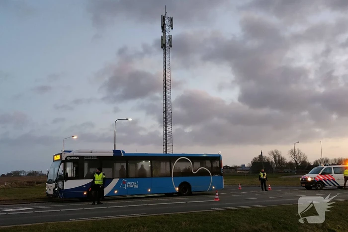 Auto zwaar beschadigd na aanrijding lijnbus