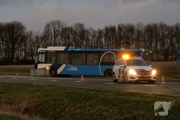 Auto zwaar beschadigd na aanrijding lijnbus