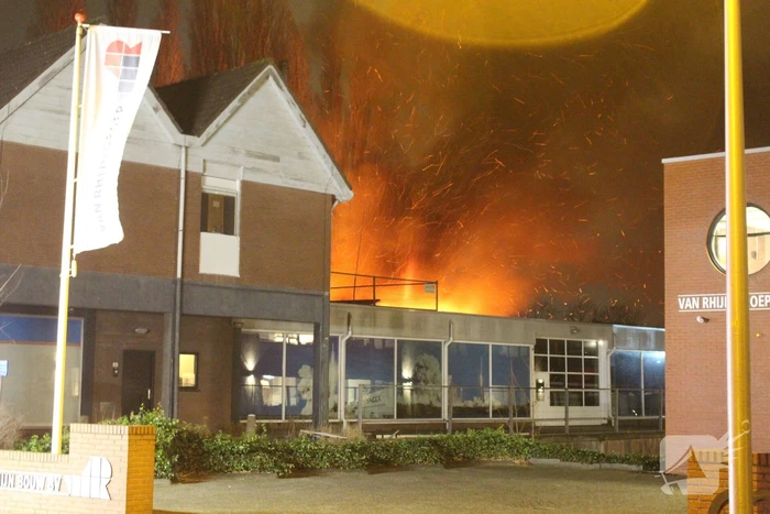 Enorme vlammenzee bij uitslaande brand