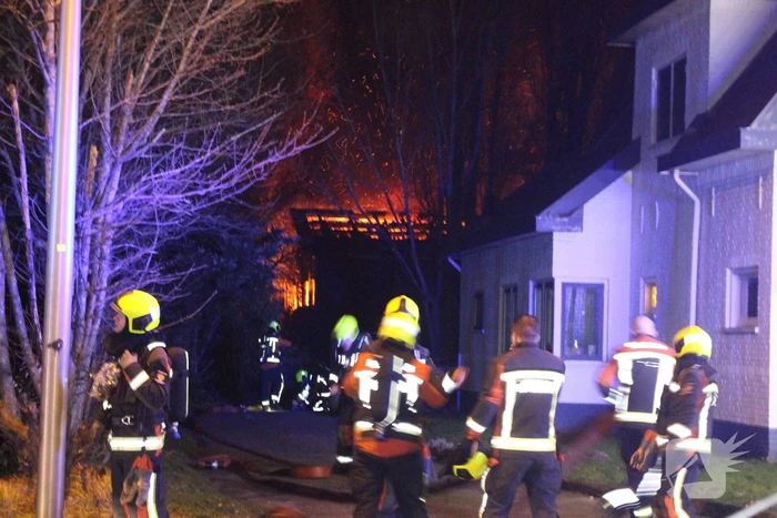 Enorme vlammenzee bij uitslaande brand