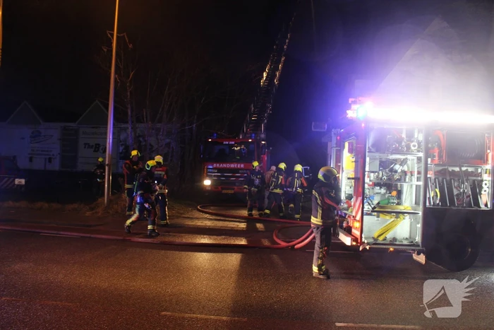 Enorme vlammenzee bij uitslaande brand