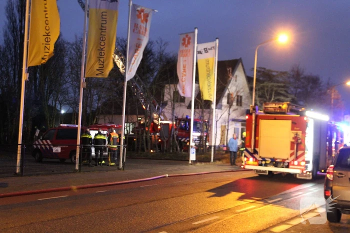 Enorme vlammenzee bij uitslaande brand