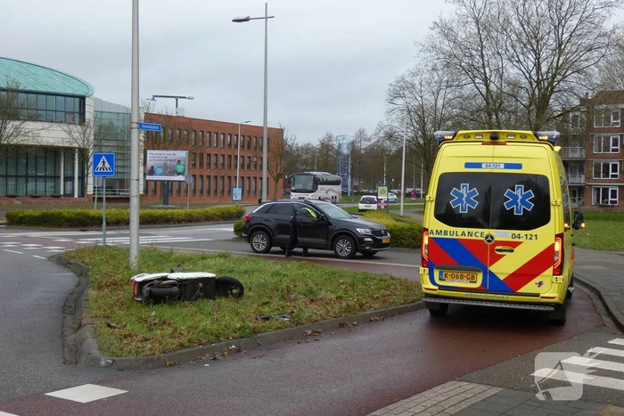 Scooterrijder gewond naar het ziekenhuis na aanrijding
