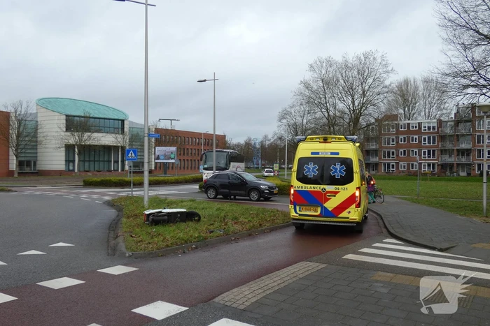 Scooterrijder gewond naar het ziekenhuis na aanrijding