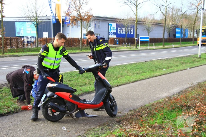 Scooterrijder gaat hard onderuit
