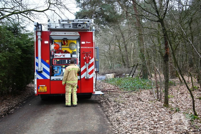 Brandweer blust brand in bosgebied