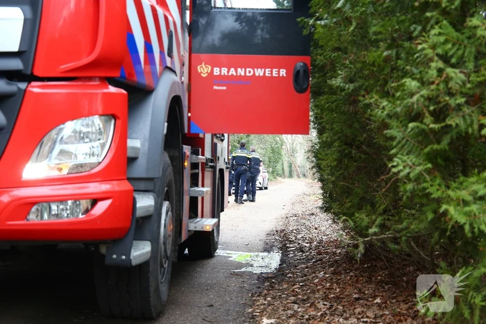 Brandweer blust brand in bosgebied