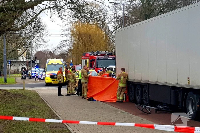 Fietser overleden bij ongeval met vrachtwagen