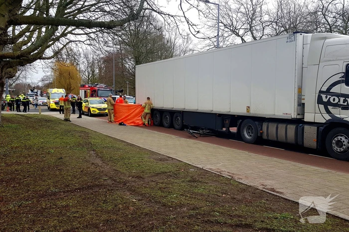 Fietser overleden bij ongeval met vrachtwagen