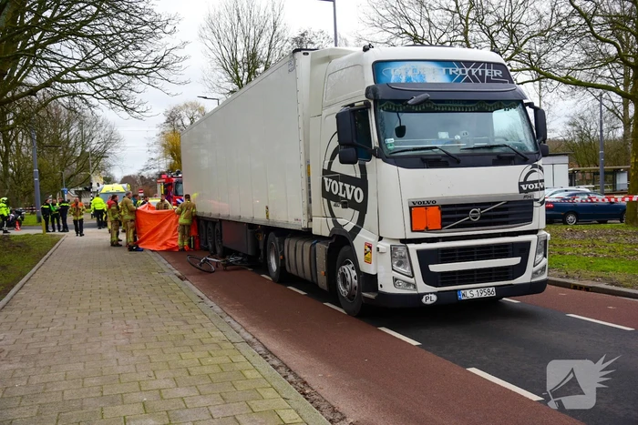 Fietser overleden bij ongeval met vrachtwagen