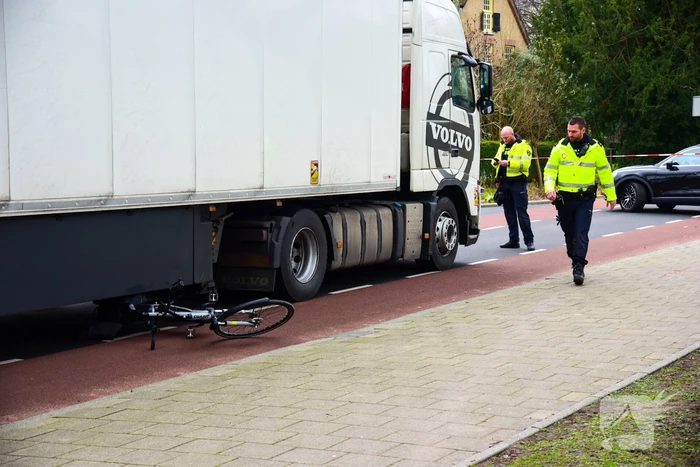 Fietser overleden bij ongeval met vrachtwagen