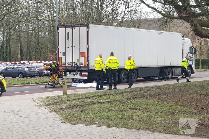 Fietser overleden bij ongeval met vrachtwagen