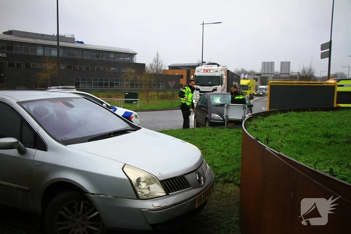 Twee auto's botsen op turborotonde