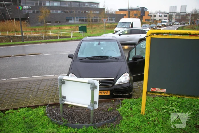 Twee auto's botsen op turborotonde