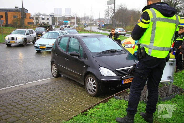 Twee auto's botsen op turborotonde