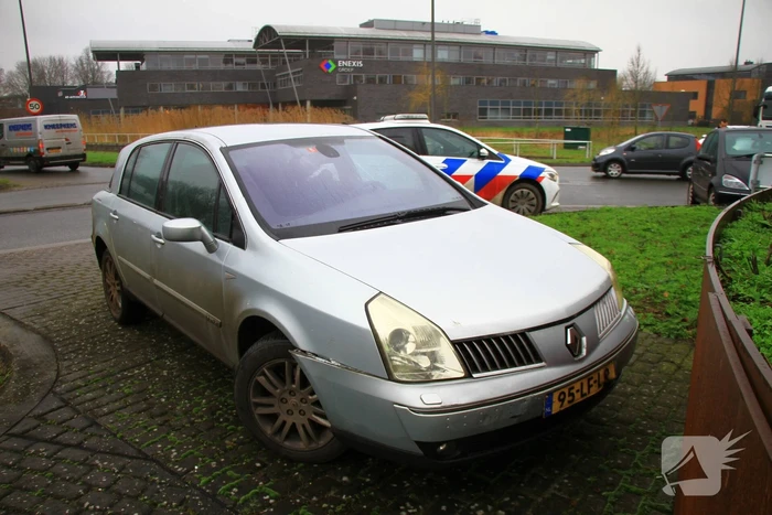Twee auto's botsen op turborotonde