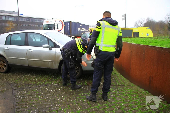 Twee auto's botsen op turborotonde