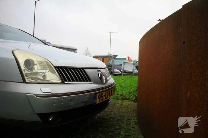 Twee auto's botsen op turborotonde
