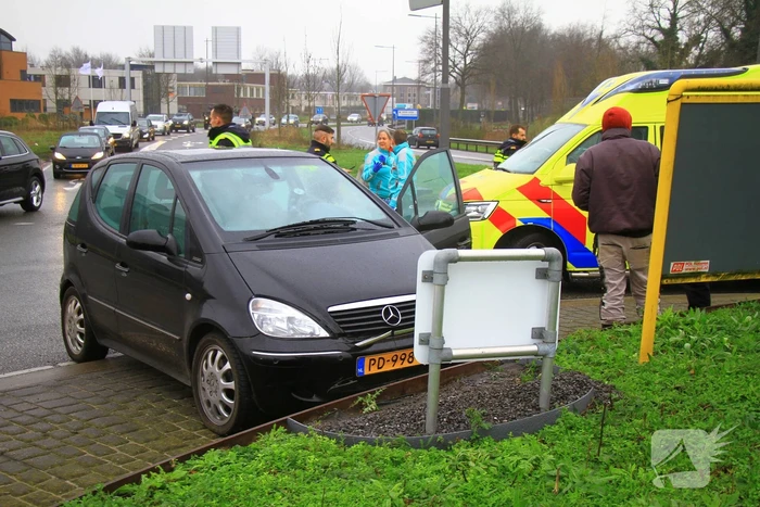 Twee auto's botsen op turborotonde