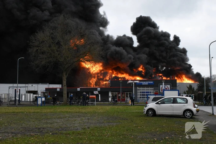 Zwarte rookwolken bij grote brand in bedrijfspand