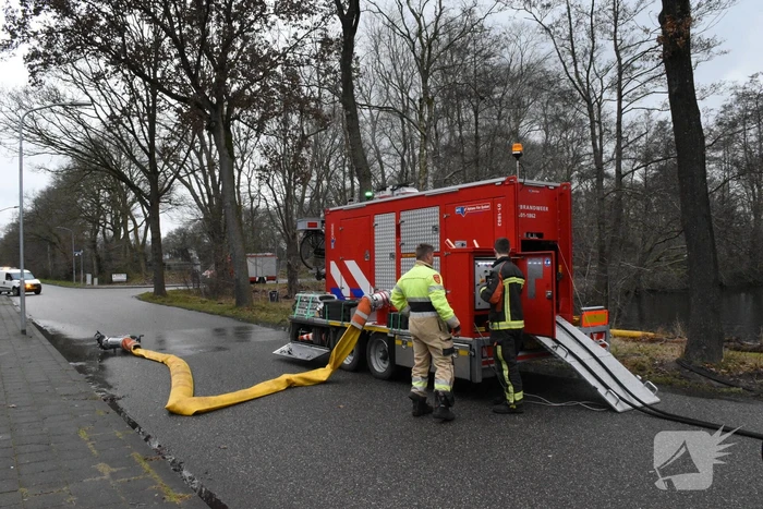 Zwarte rookwolken bij grote brand in bedrijfspand