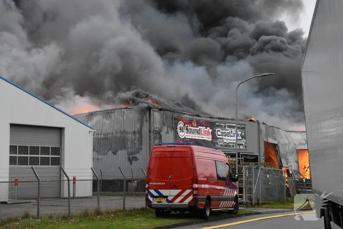 Zwarte rookwolken bij grote brand in bedrijfspand
