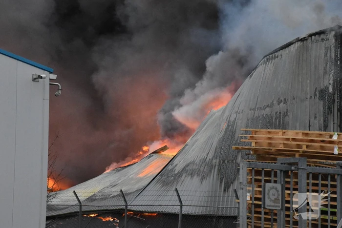Zwarte rookwolken bij grote brand in bedrijfspand