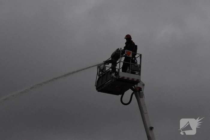 Zwarte rookwolken bij grote brand in bedrijfspand
