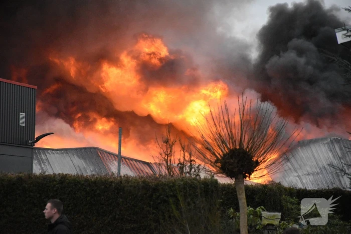 Zwarte rookwolken bij grote brand in bedrijfspand