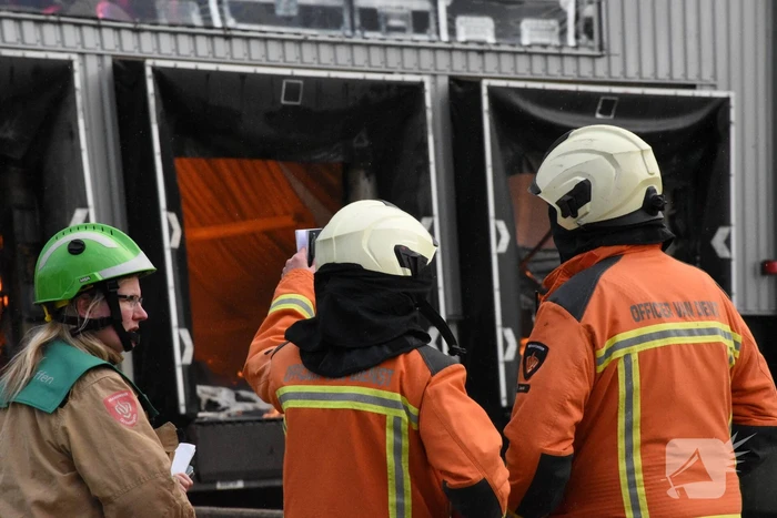 Zwarte rookwolken bij grote brand in bedrijfspand