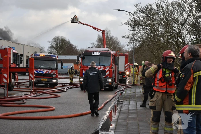 Zwarte rookwolken bij grote brand in bedrijfspand