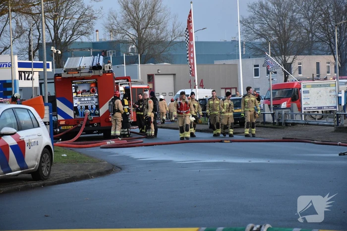 Zwarte rookwolken bij grote brand in bedrijfspand