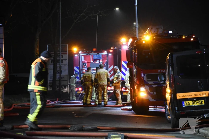 Zwarte rookwolken bij grote brand in bedrijfspand