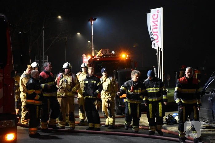 Zwarte rookwolken bij grote brand in bedrijfspand