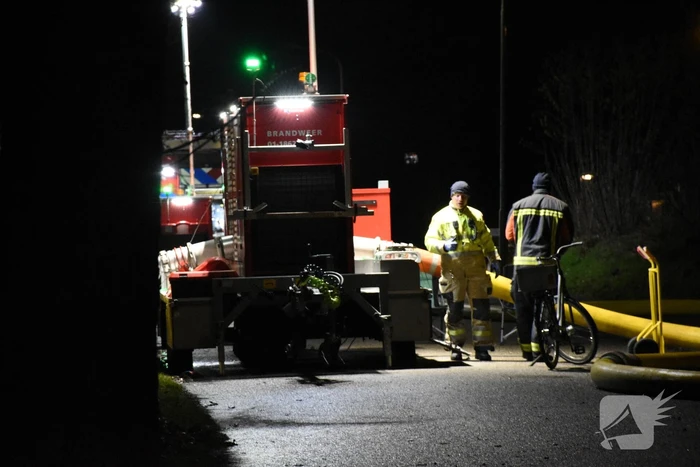Zwarte rookwolken bij grote brand in bedrijfspand