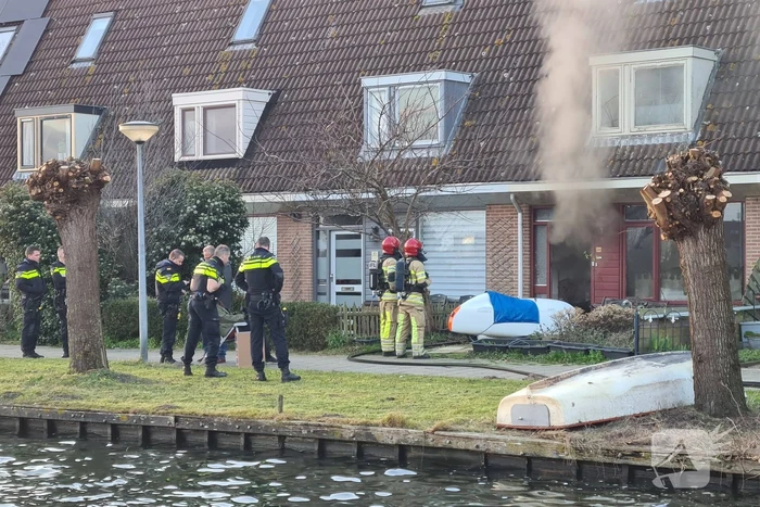 Flinke rookontwikkeling bij fauteuil in brand