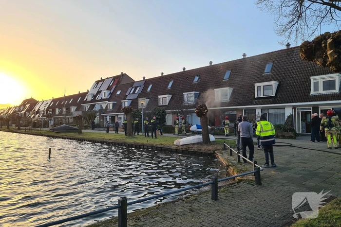 Flinke rookontwikkeling bij fauteuil in brand