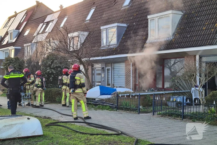 Flinke rookontwikkeling bij fauteuil in brand