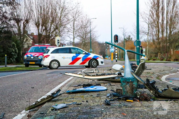 Automobilist knalt op lantaarnpaal en richt flinke ravage aan