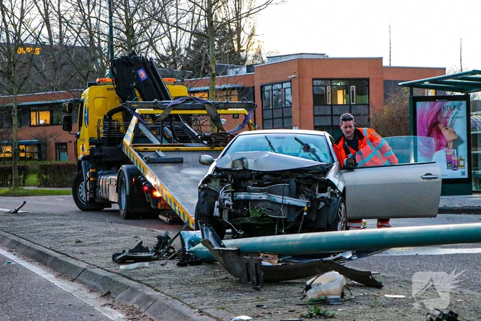 Automobilist knalt op lantaarnpaal en richt flinke ravage aan