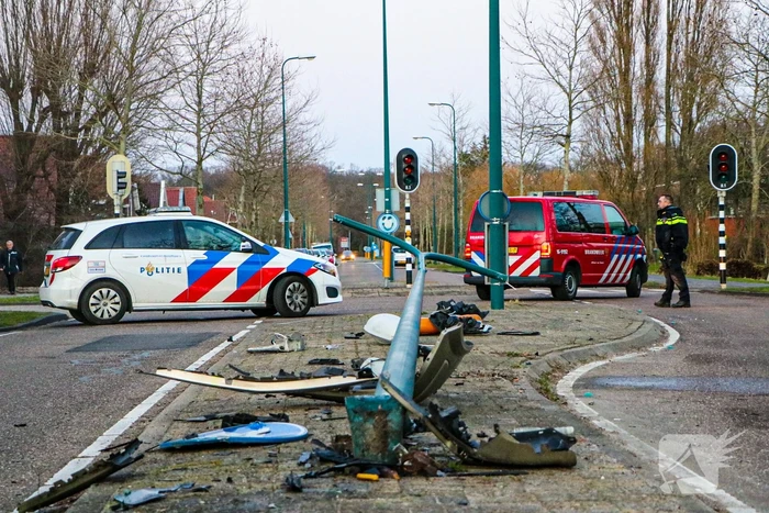 Automobilist knalt op lantaarnpaal en richt flinke ravage aan