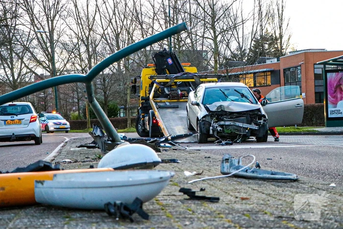 Automobilist knalt op lantaarnpaal en richt flinke ravage aan