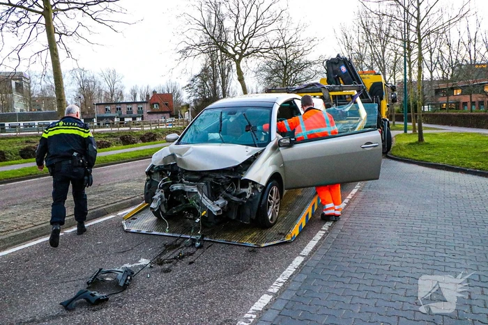 Automobilist knalt op lantaarnpaal en richt flinke ravage aan