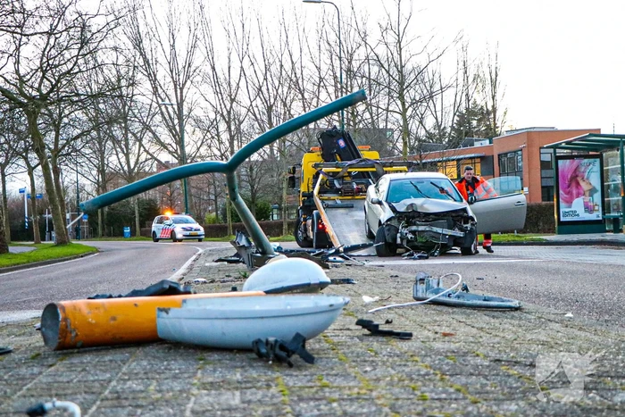 Automobilist knalt op lantaarnpaal en richt flinke ravage aan